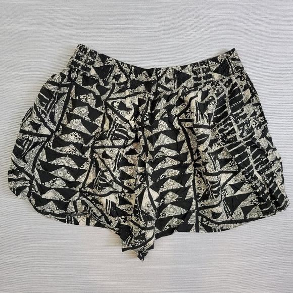 Mossimo Womens Shorts S Black White Geometric Print Flowy Beach Boho Pull On - Picture 3 of 3